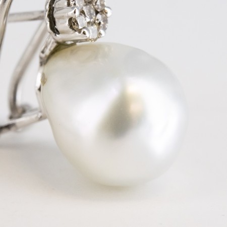 Par de pendientes de oro blanco de 18 kt. con diamantes talla brillante y perlas australianas