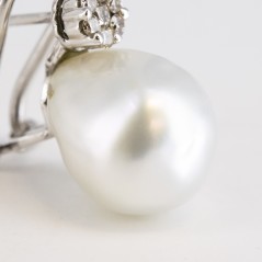 Par de pendientes de oro blanco de 18 kt. con diamantes talla brillante y perlas australianas