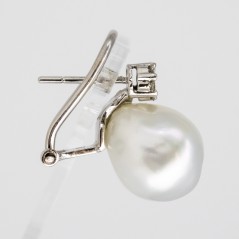 Par de pendientes de oro blanco de 18 kt. con diamantes talla brillante y perlas australianas