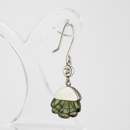 Par de pendientes de oro blanco de 18 kt. con turmalinas y diamantes talla brillante