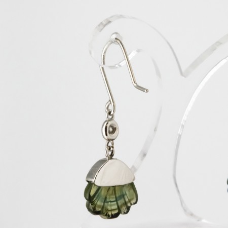 Par de pendientes de oro blanco de 18 kt. con turmalinas y diamantes talla brillante