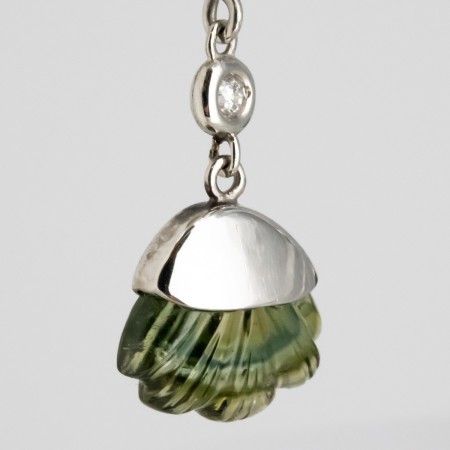 Par de pendientes de oro blanco de 18 kt. con turmalinas y diamantes talla brillante