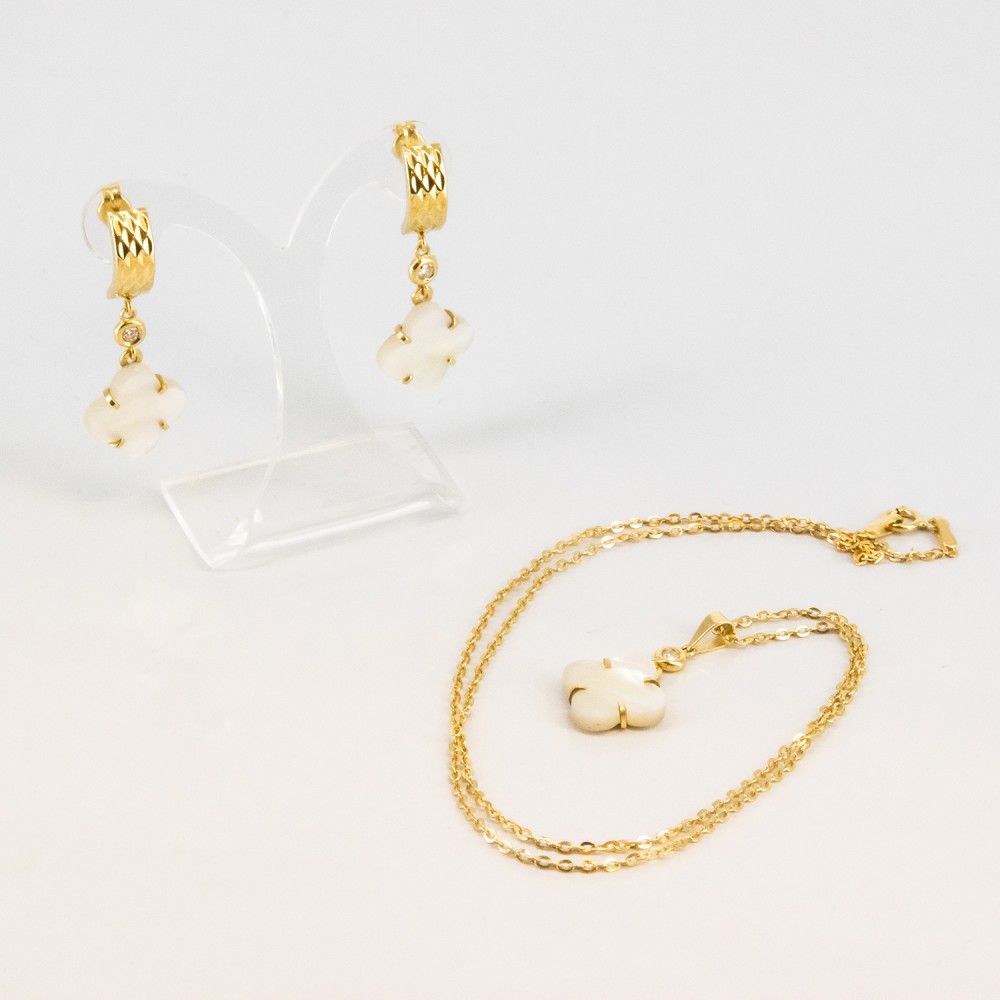 Conjunto de gargantilla y pendientes de oro amarillo de 18 kt. con nácar y diamantes talla brillante