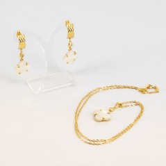 Conjunto de gargantilla y pendientes de oro amarillo de 18 kt. con nácar y diamantes talla brillante