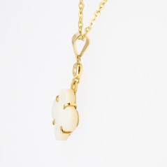 Conjunto de gargantilla y pendientes de oro amarillo de 18 kt. con nácar y diamantes talla brillante