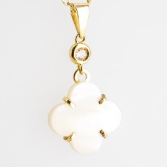 Conjunto de gargantilla y pendientes de oro amarillo de 18 kt. con nácar y diamantes talla brillante