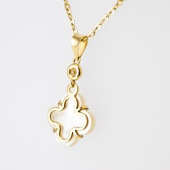 Conjunto de gargantilla y pendientes de oro amarillo de 18 kt. con nácar y diamantes talla brillante