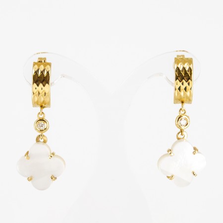 Conjunto de gargantilla y pendientes de oro amarillo de 18 kt. con nácar y diamantes talla brillante