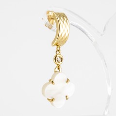 Conjunto de gargantilla y pendientes de oro amarillo de 18 kt. con nácar y diamantes talla brillante