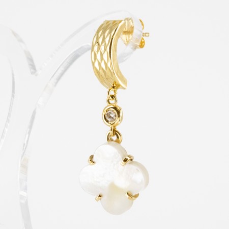 Conjunto de gargantilla y pendientes de oro amarillo de 18 kt. con nácar y diamantes talla brillante