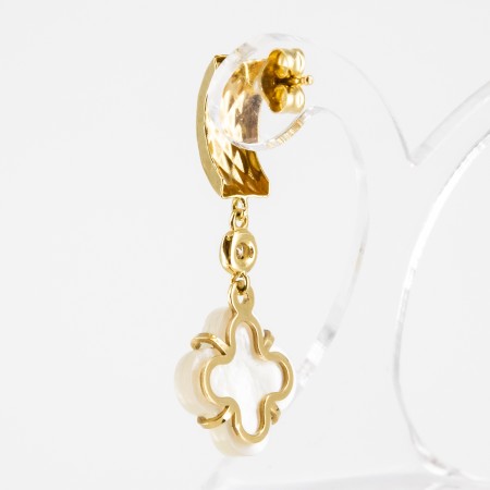 Conjunto de gargantilla y pendientes de oro amarillo de 18 kt. con nácar y diamantes talla brillante