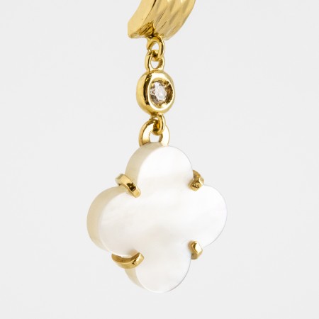 Conjunto de gargantilla y pendientes de oro amarillo de 18 kt. con nácar y diamantes talla brillante