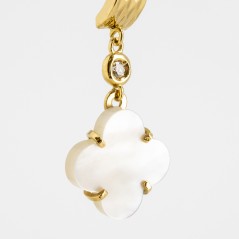 Conjunto de gargantilla y pendientes de oro amarillo de 18 kt. con nácar y diamantes talla brillante