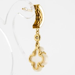 Conjunto de gargantilla y pendientes de oro amarillo de 18 kt. con nácar y diamantes talla brillante