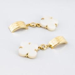 Conjunto de gargantilla y pendientes de oro amarillo de 18 kt. con nácar y diamantes talla brillante