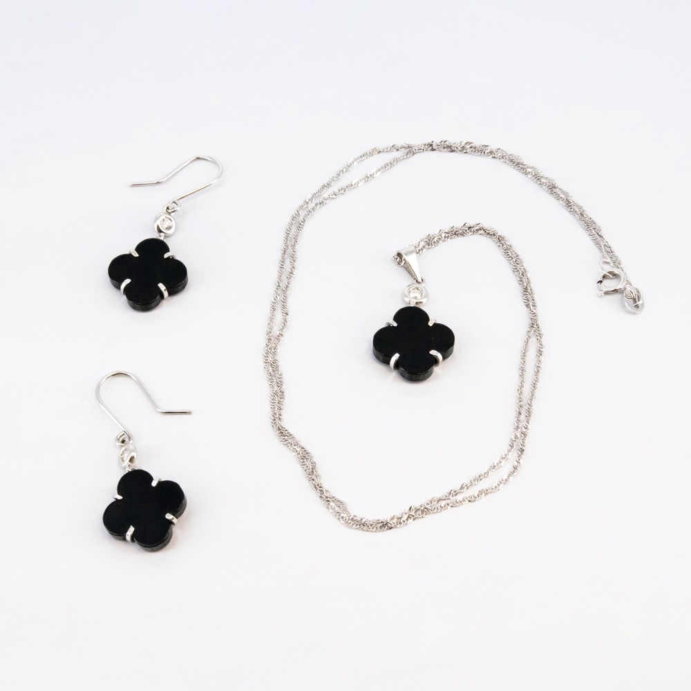 Conjunto de gargantilla y pendientes de oro blanco de 18 kt. con ónix y diamantes talla brillante