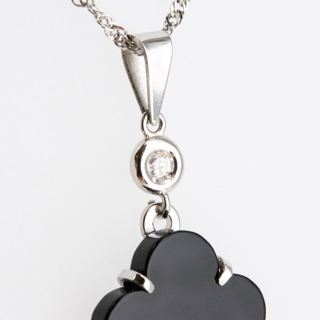 Conjunto de gargantilla y pendientes de oro blanco de 18 kt. con ónix y diamantes talla brillante