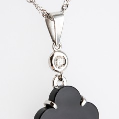 Conjunto de gargantilla y pendientes de oro blanco de 18 kt. con ónix y diamantes talla brillante