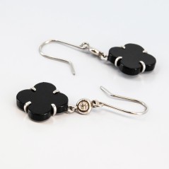 Conjunto de gargantilla y pendientes de oro blanco de 18 kt. con ónix y diamantes talla brillante