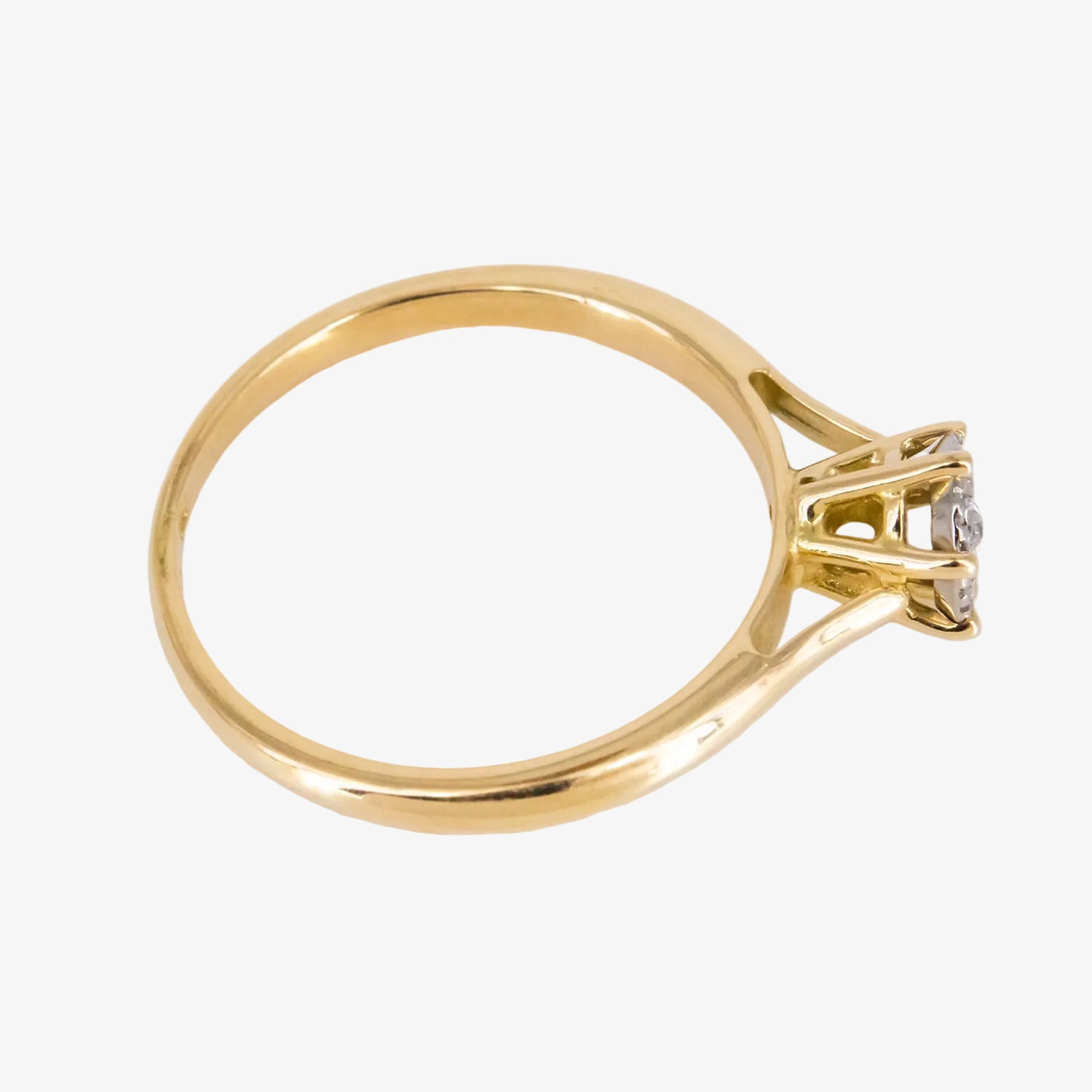 Sortija de oro 18 kt. con 19 diamantes de talla brillante