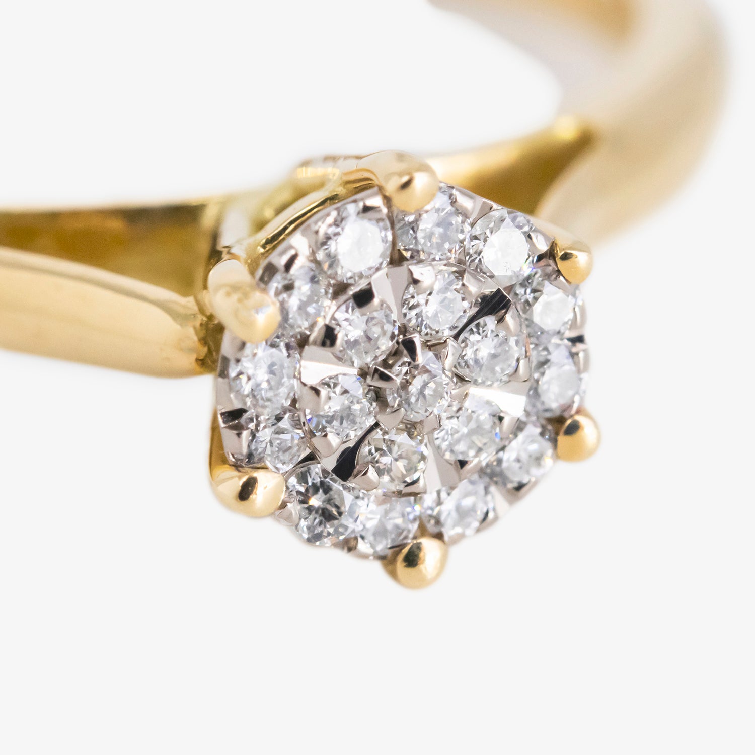 Sortija de oro 18 kt. con 19 diamantes de talla brillante