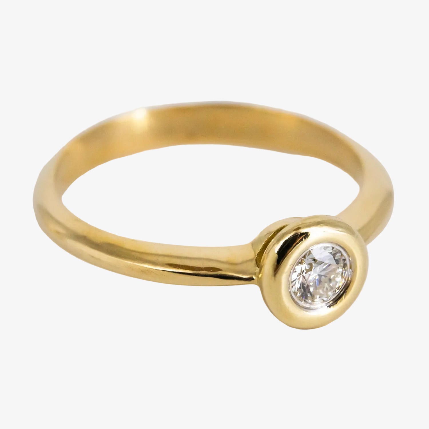 Solitario de oro 18 kt. con diamante talla brillante
