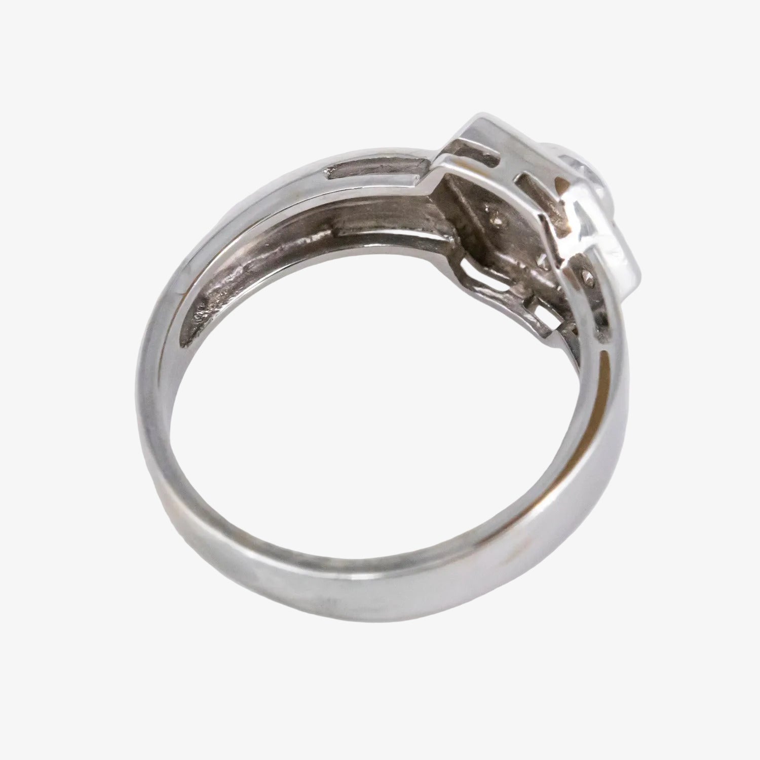 Sortija de oro blanco 18 kt. con diamantes de talla brillante