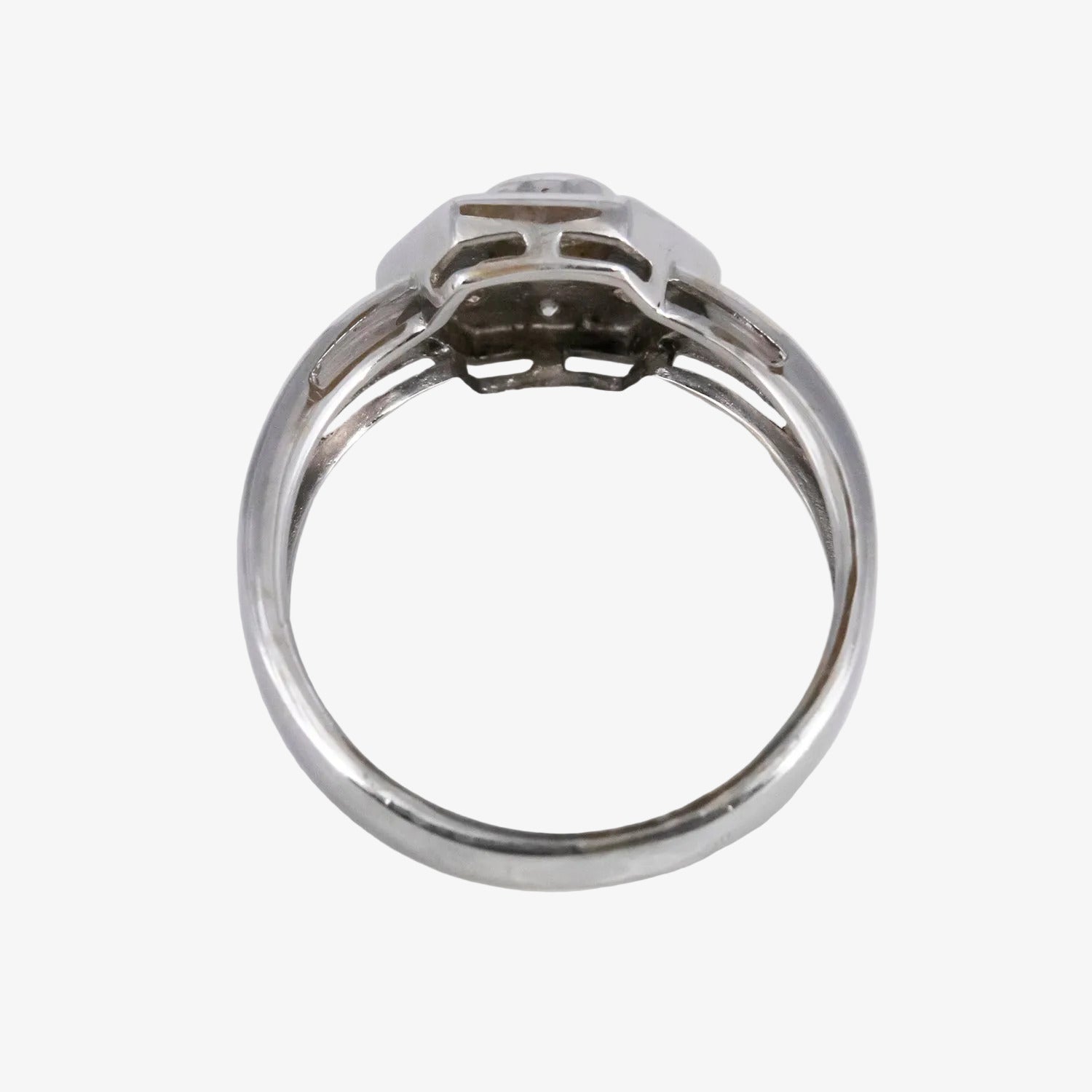 Sortija de oro blanco 18 kt. con diamantes de talla brillante