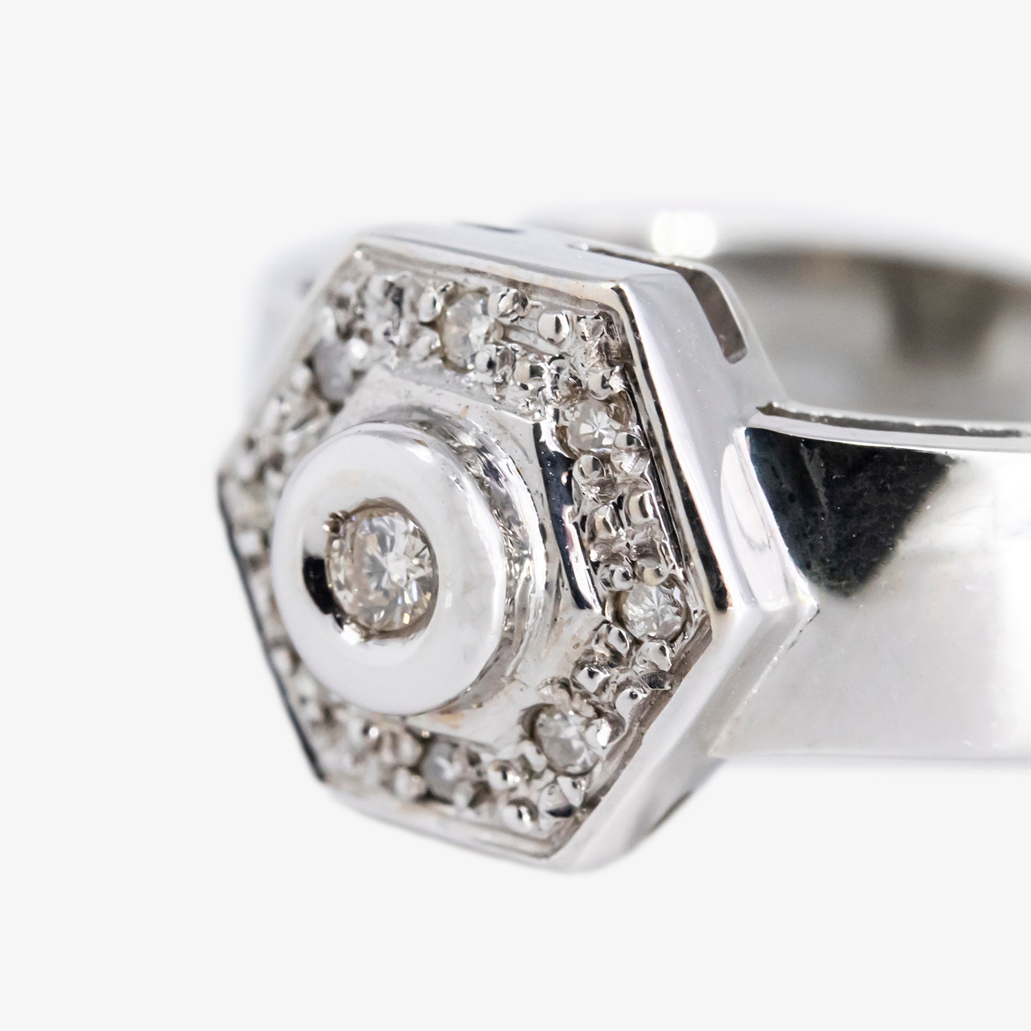 Sortija de oro blanco 18 kt. con diamantes de talla brillante