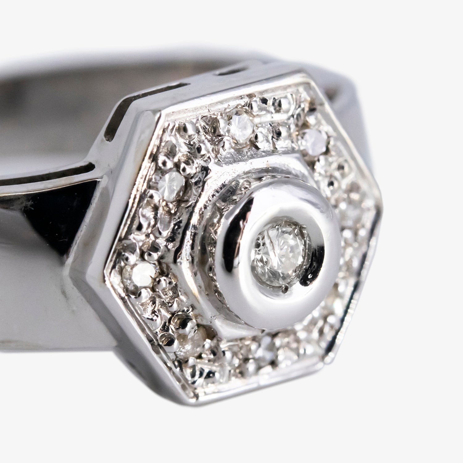 Sortija de oro blanco 18 kt. con diamantes de talla brillante