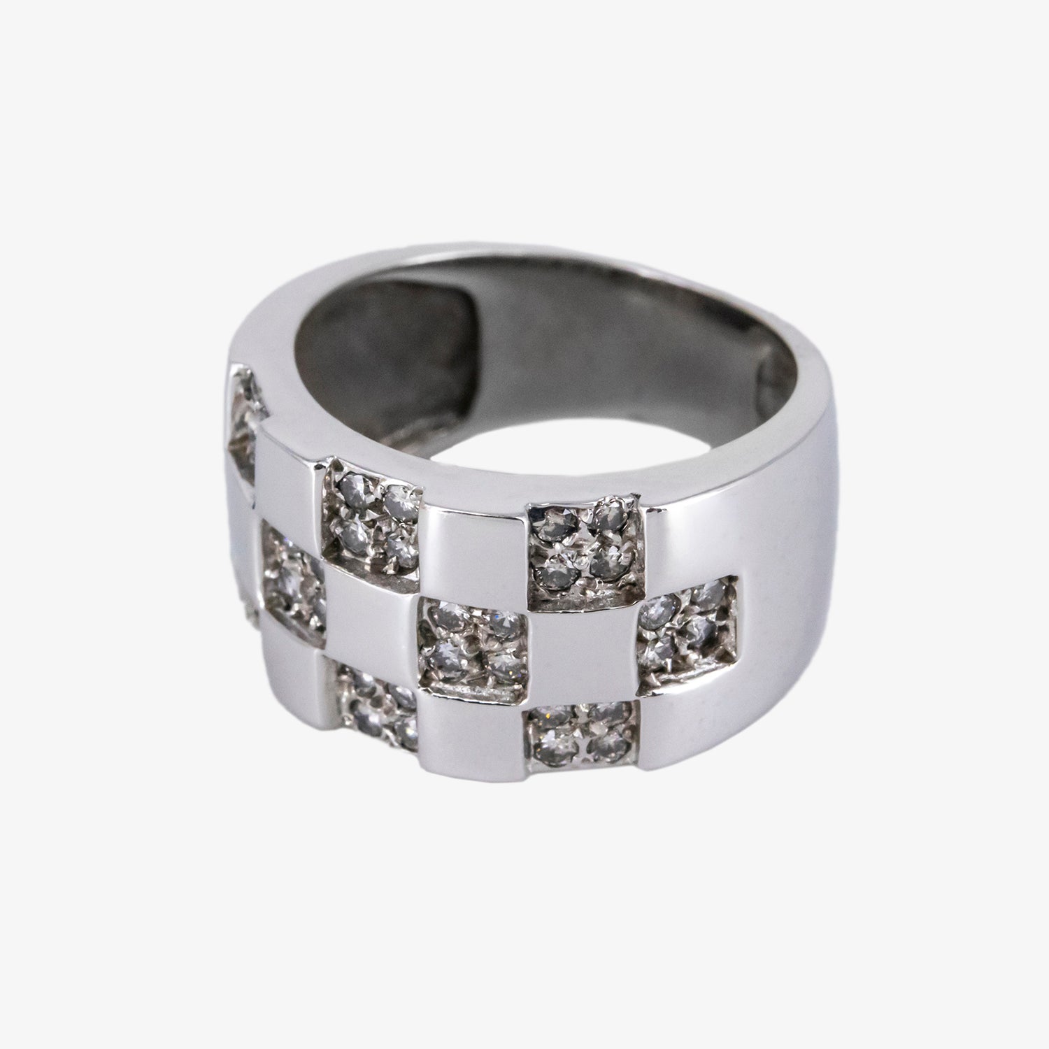 Sortija de oro blanco 18 kt. con diamantes dispuestos en damero