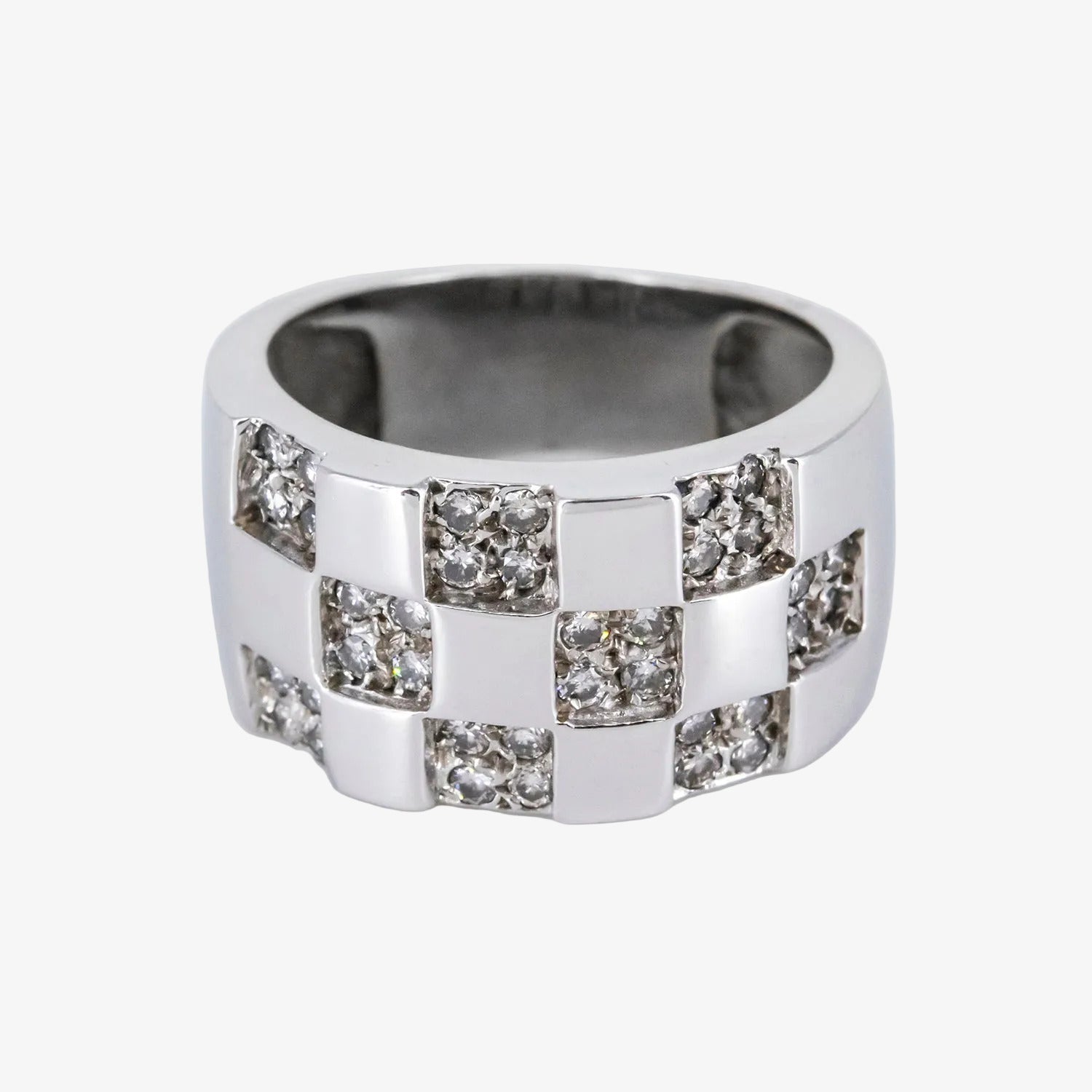 Sortija de oro blanco 18 kt. con diamantes dispuestos en damero