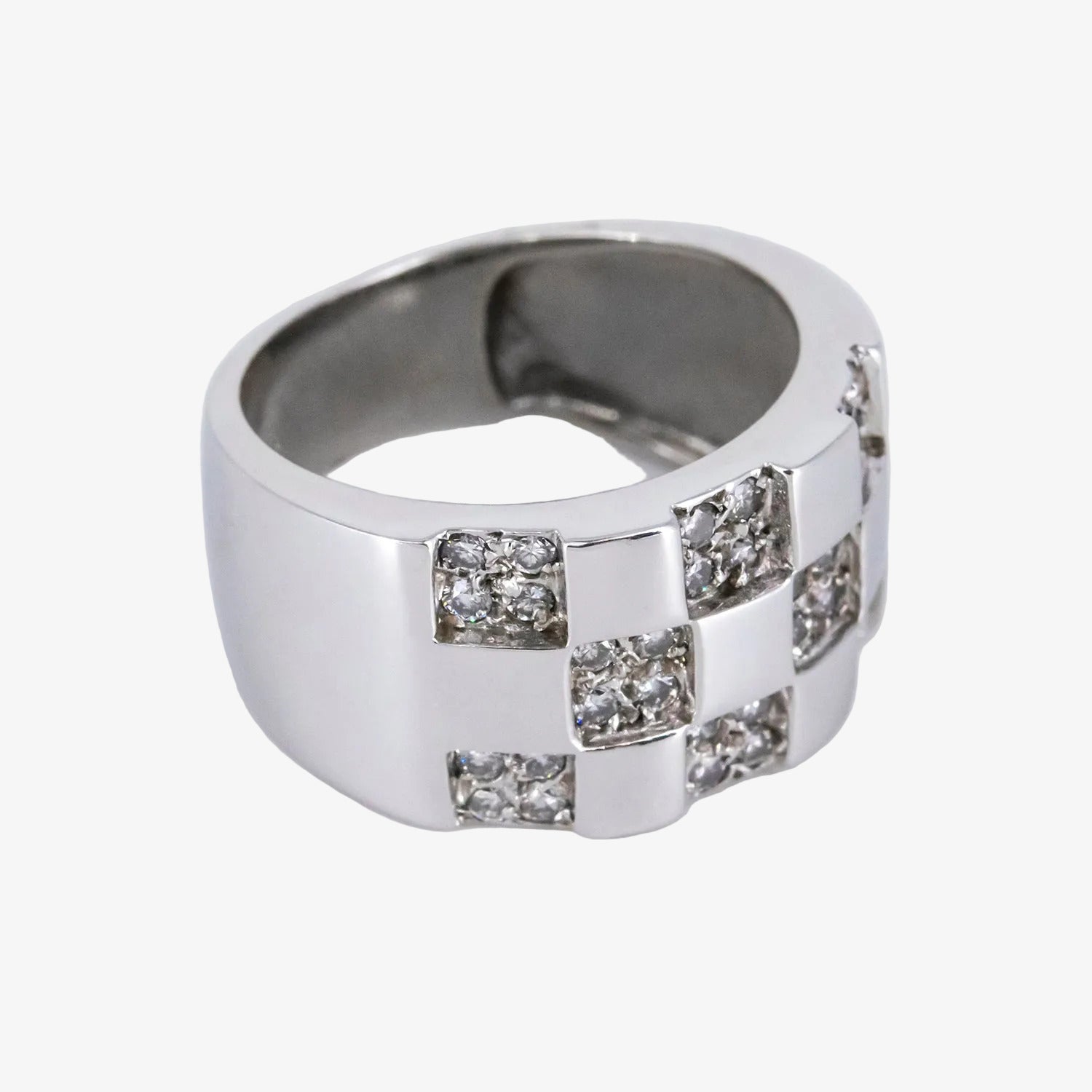 Sortija de oro blanco 18 kt. con diamantes dispuestos en damero