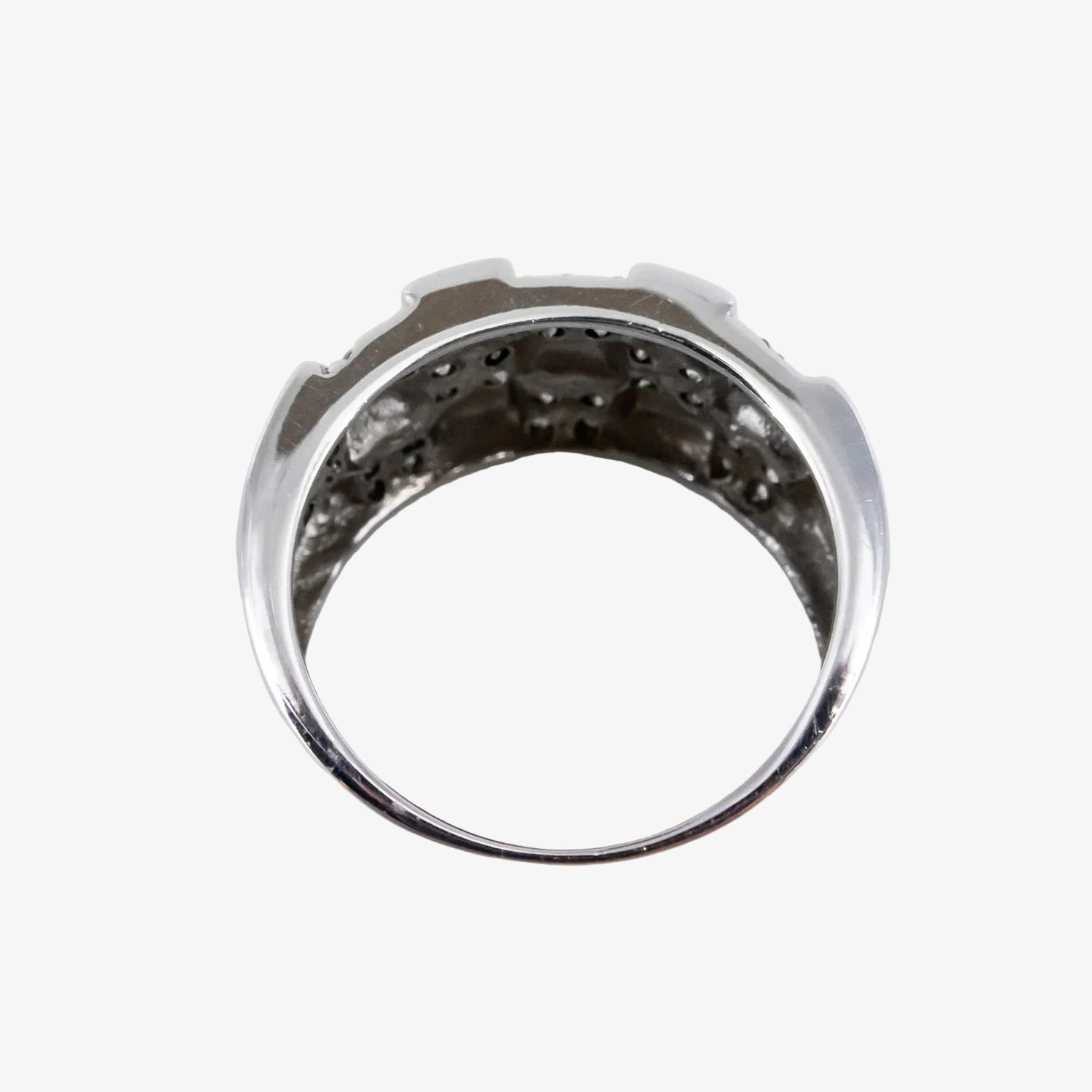 Sortija de oro blanco 18 kt. con diamantes dispuestos en damero