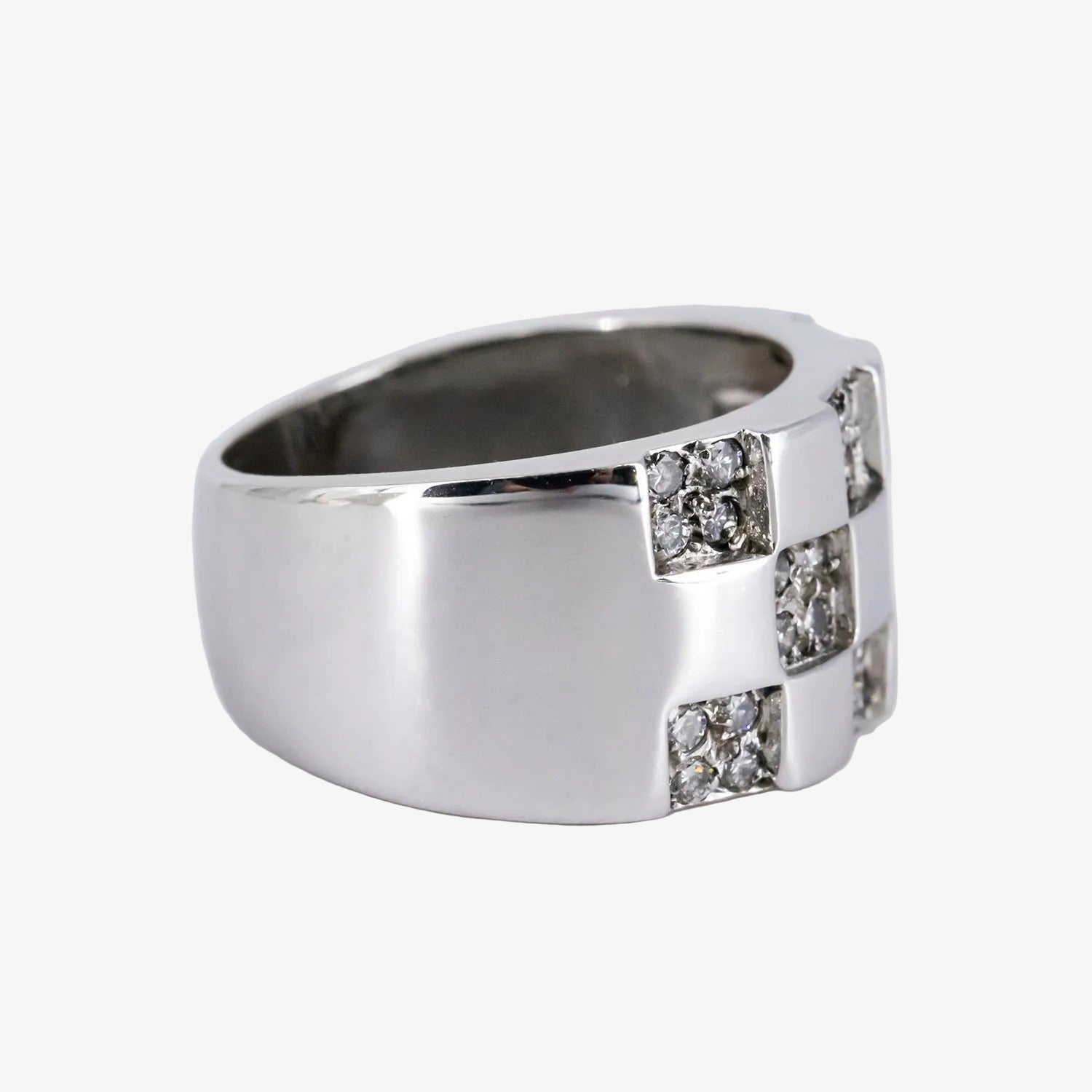 Sortija de oro blanco 18 kt. con diamantes dispuestos en damero