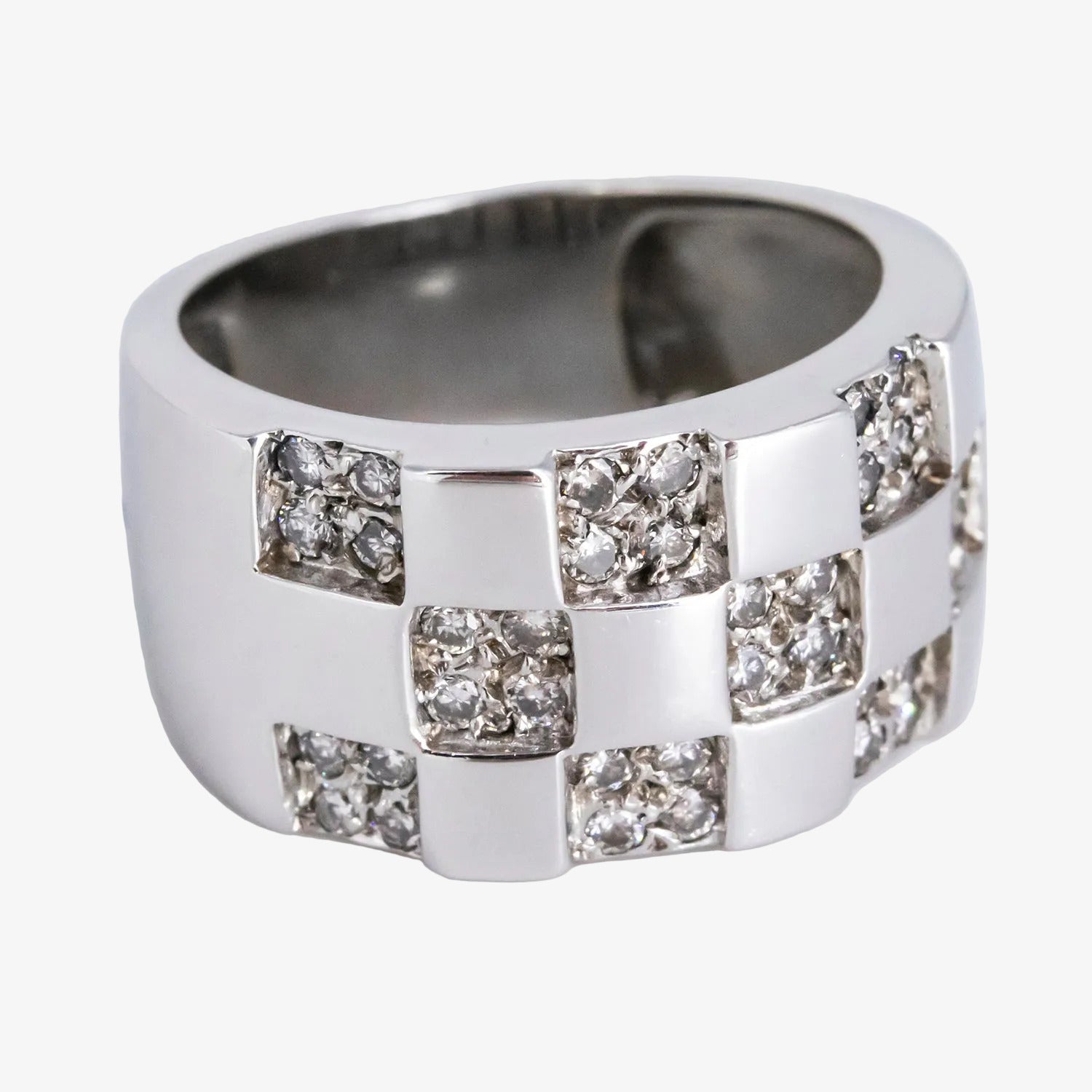 Sortija de oro blanco 18 kt. con diamantes dispuestos en damero