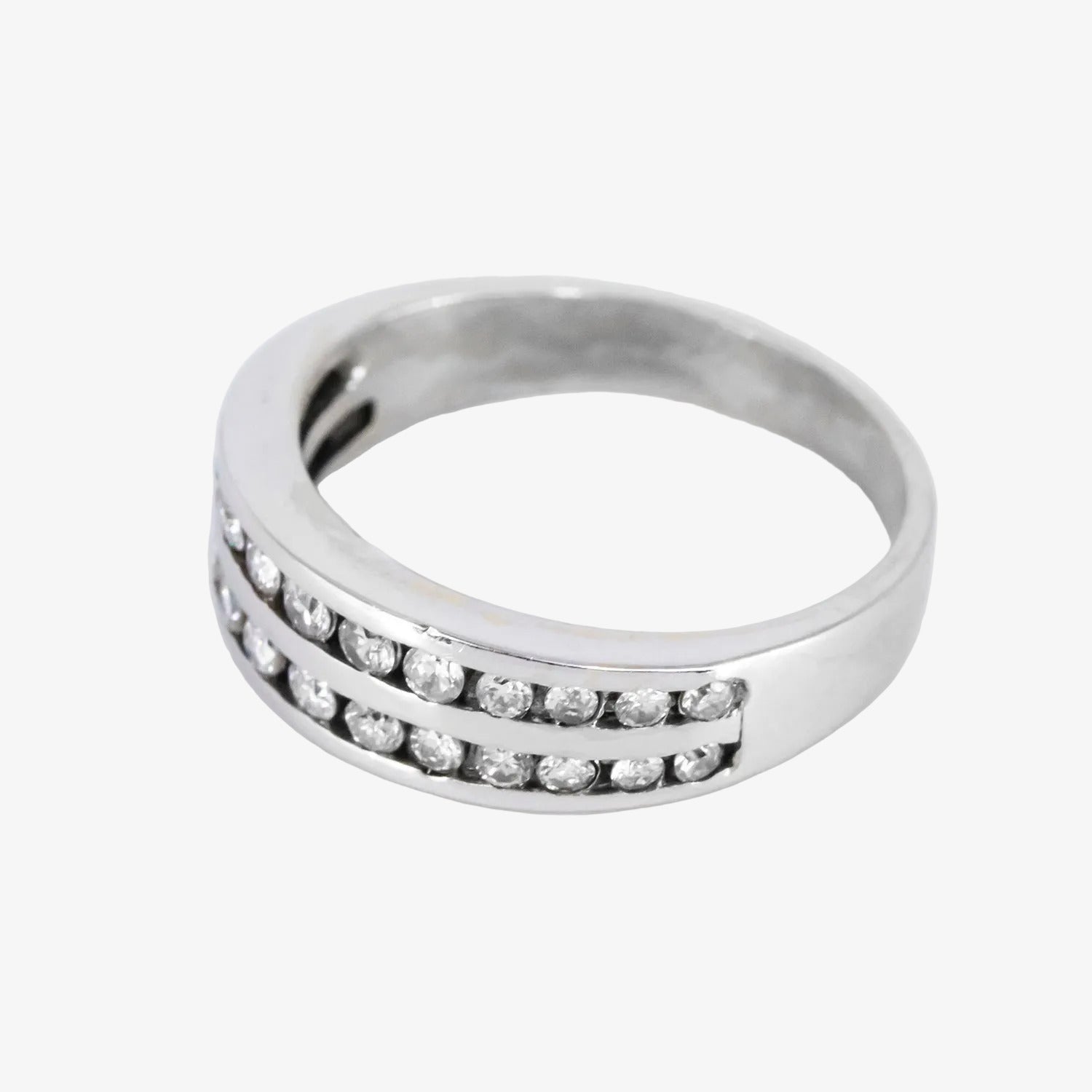 Sortija de oro blanco 18 kt. con dos tiras de diamantes talla brillante