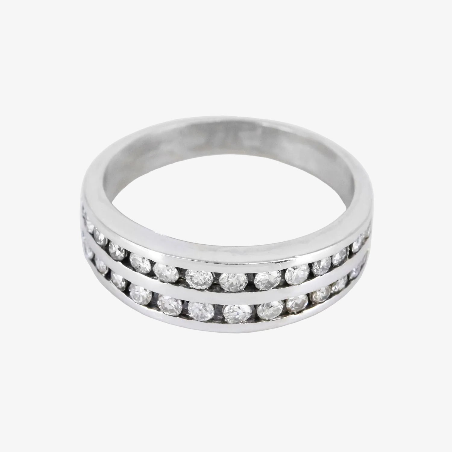 Sortija de oro blanco 18 kt. con dos tiras de diamantes talla brillante