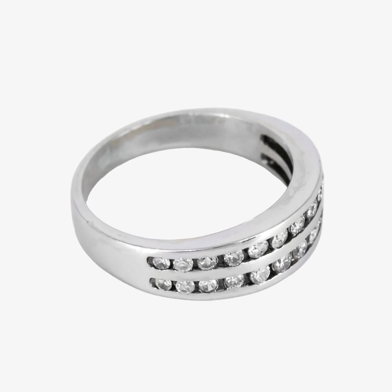 Sortija de oro blanco 18 kt. con dos tiras de diamantes talla brillante