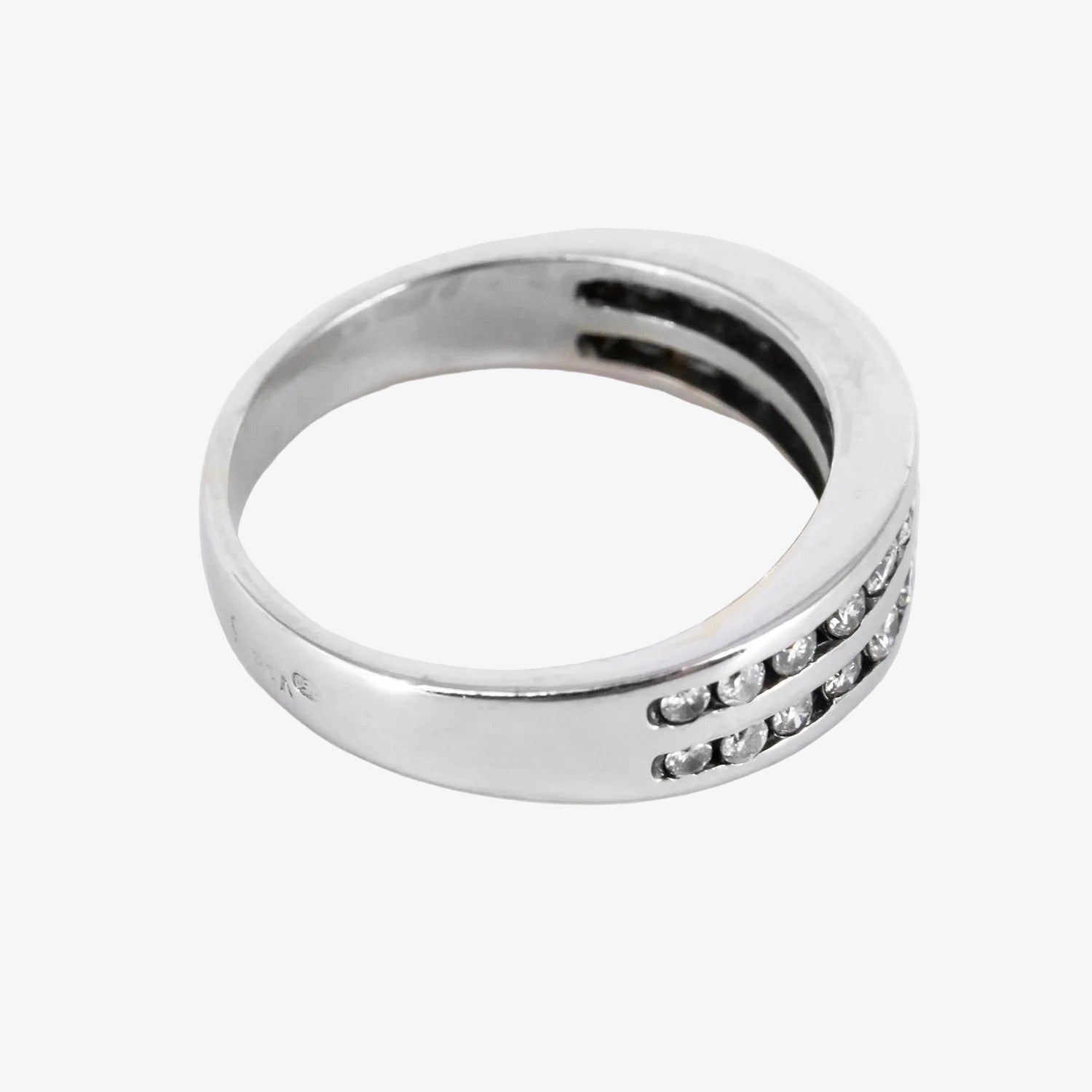Sortija de oro blanco 18 kt. con dos tiras de diamantes talla brillante