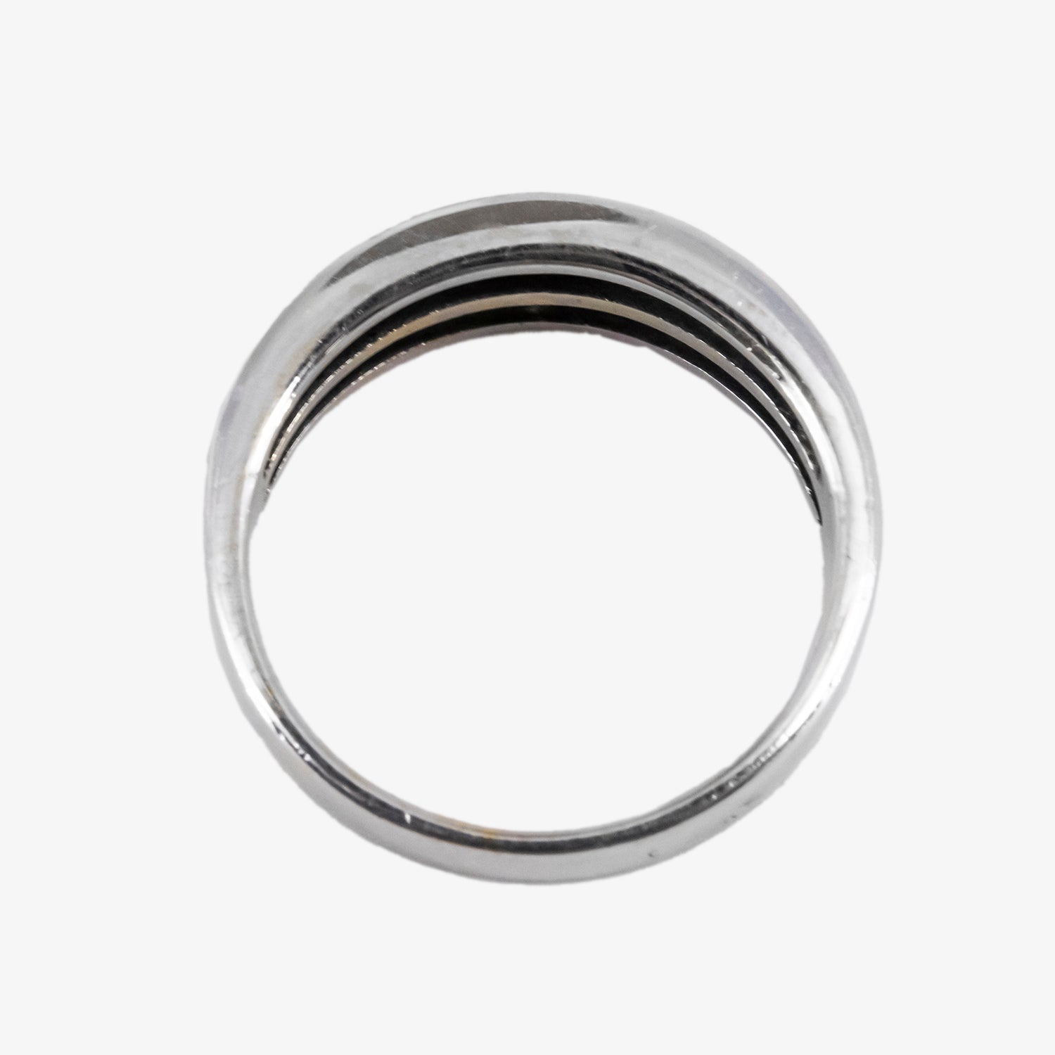 Sortija de oro blanco 18 kt. con dos tiras de diamantes talla brillante