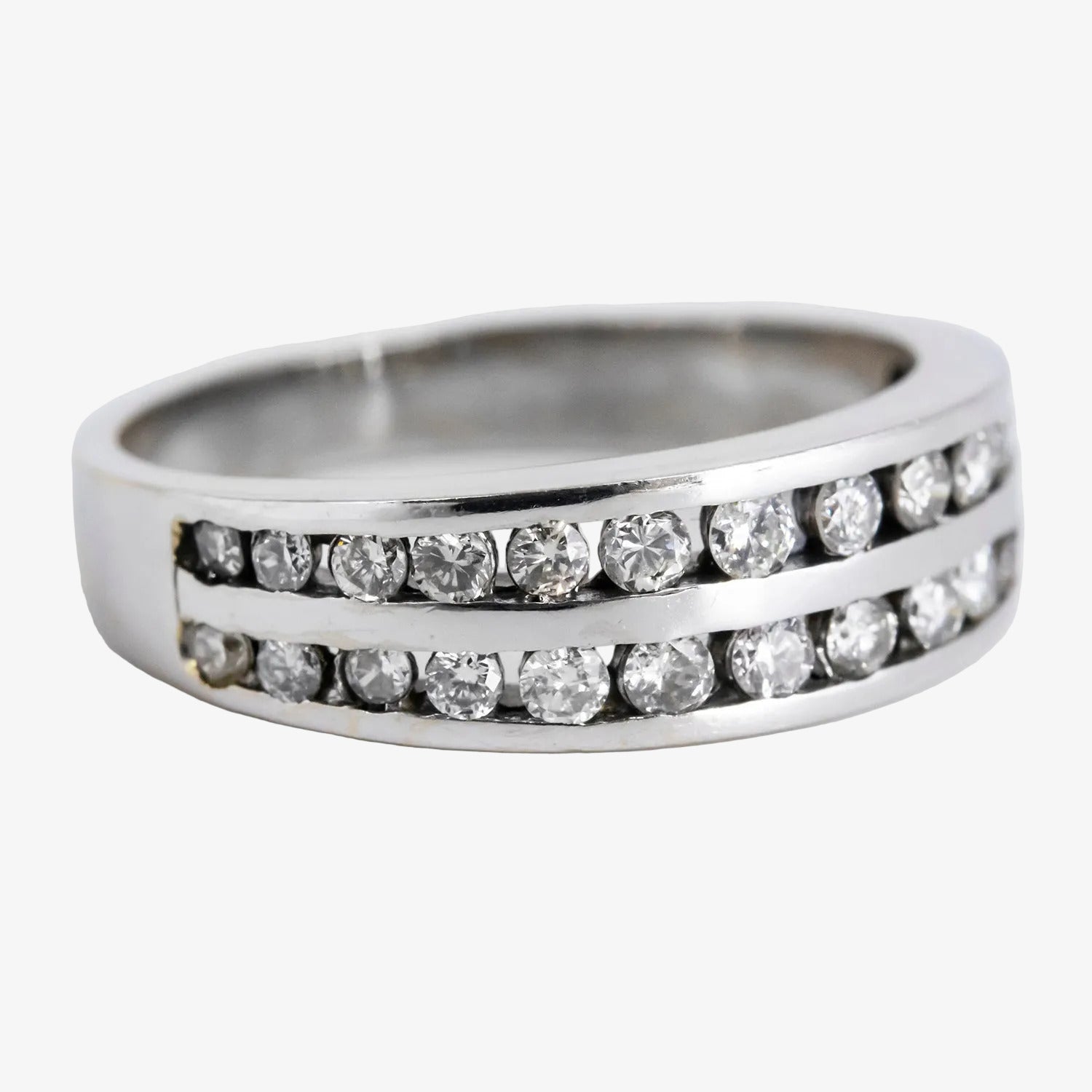 Sortija de oro blanco 18 kt. con dos tiras de diamantes talla brillante