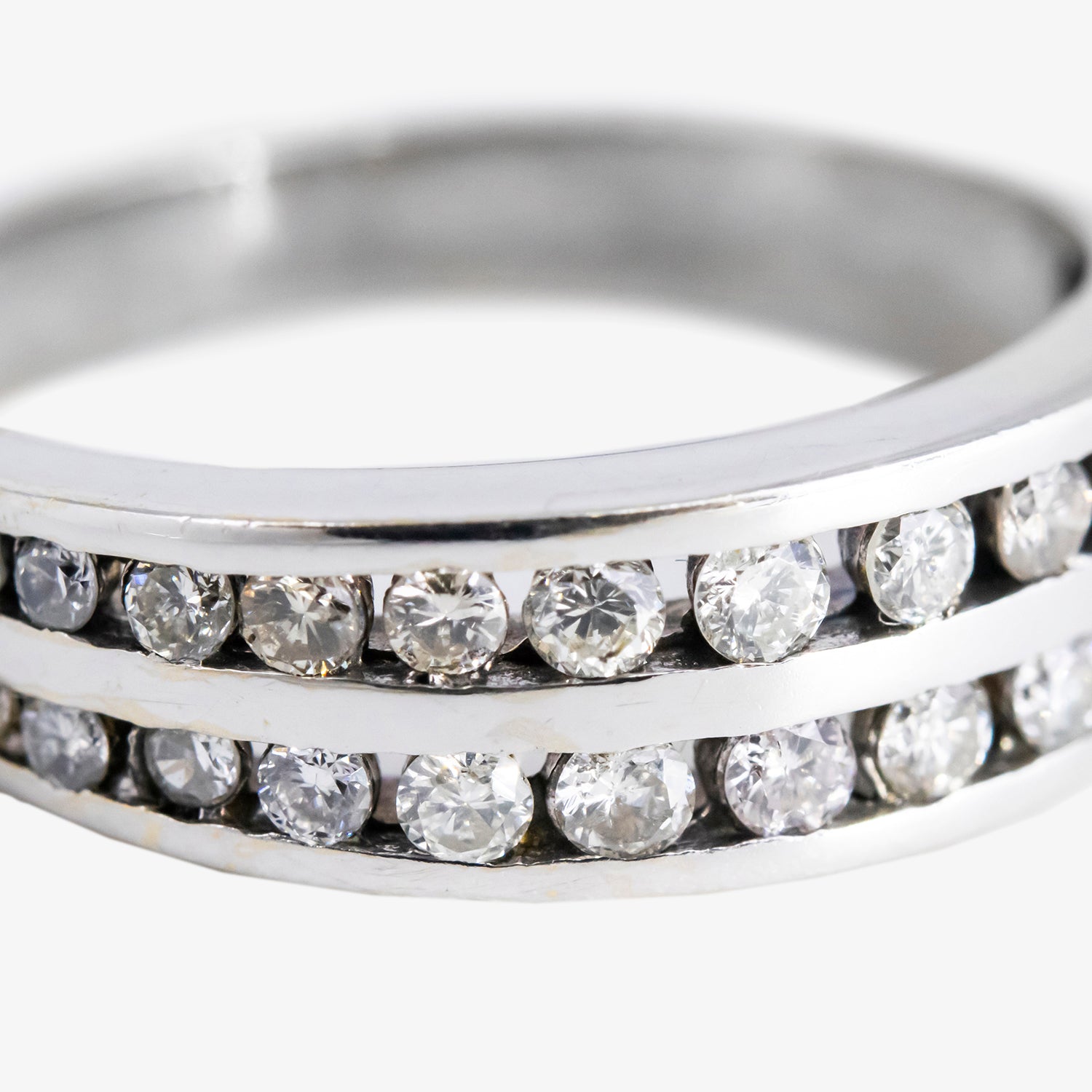 Sortija de oro blanco 18 kt. con dos tiras de diamantes talla brillante