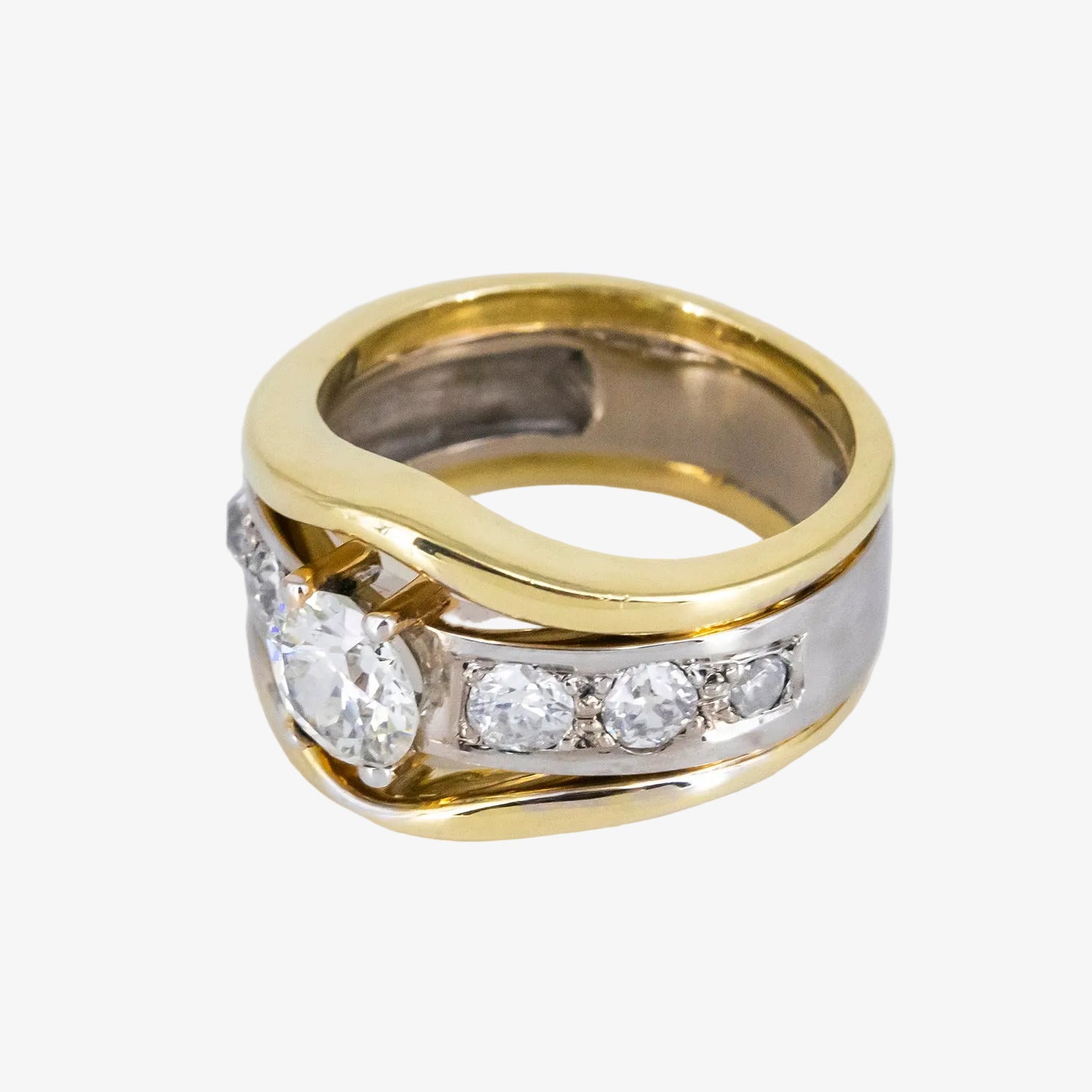 Sortija de oro bicolor de 18 kt. con diamantes talla brillante