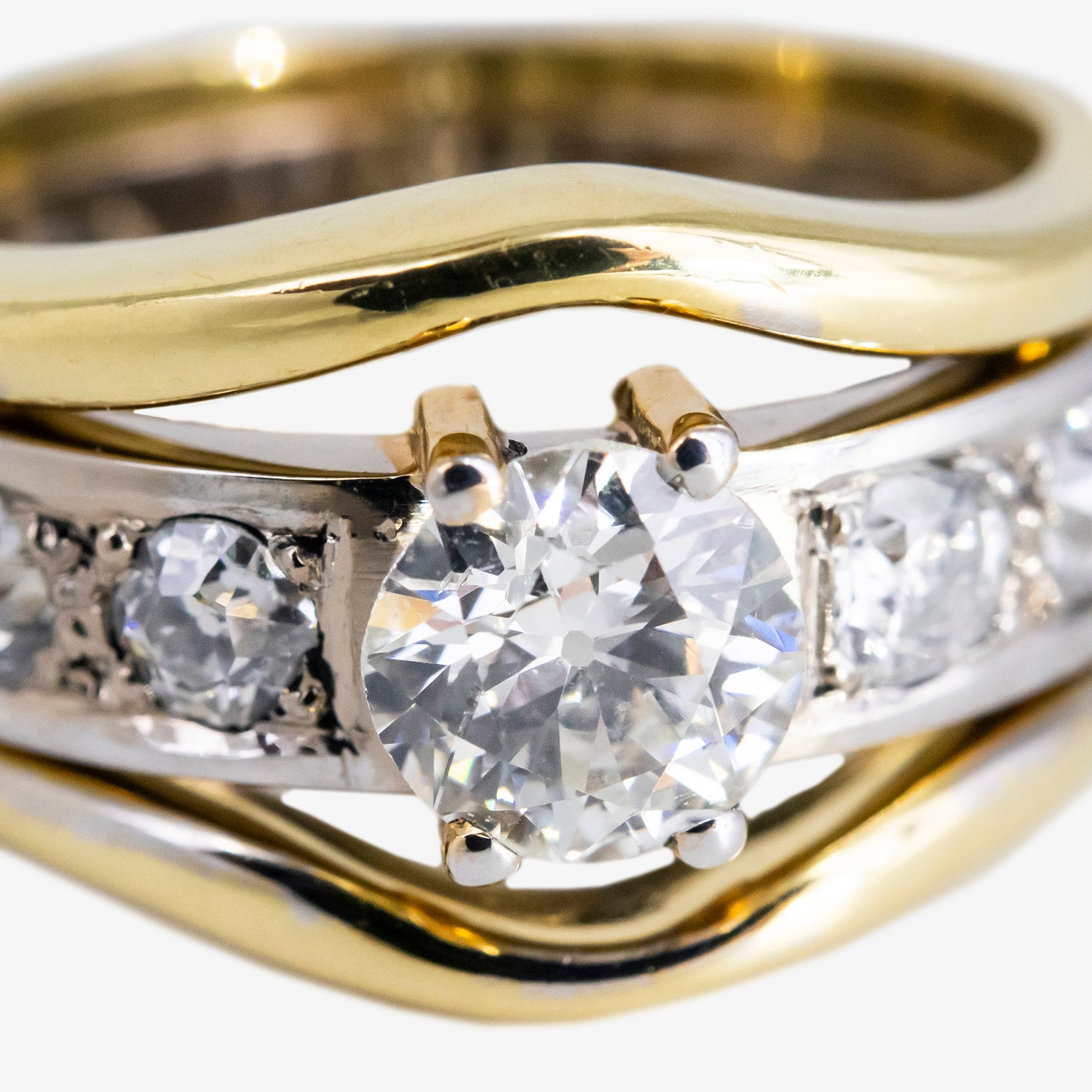 Sortija de oro bicolor de 18 kt. con diamantes talla brillante