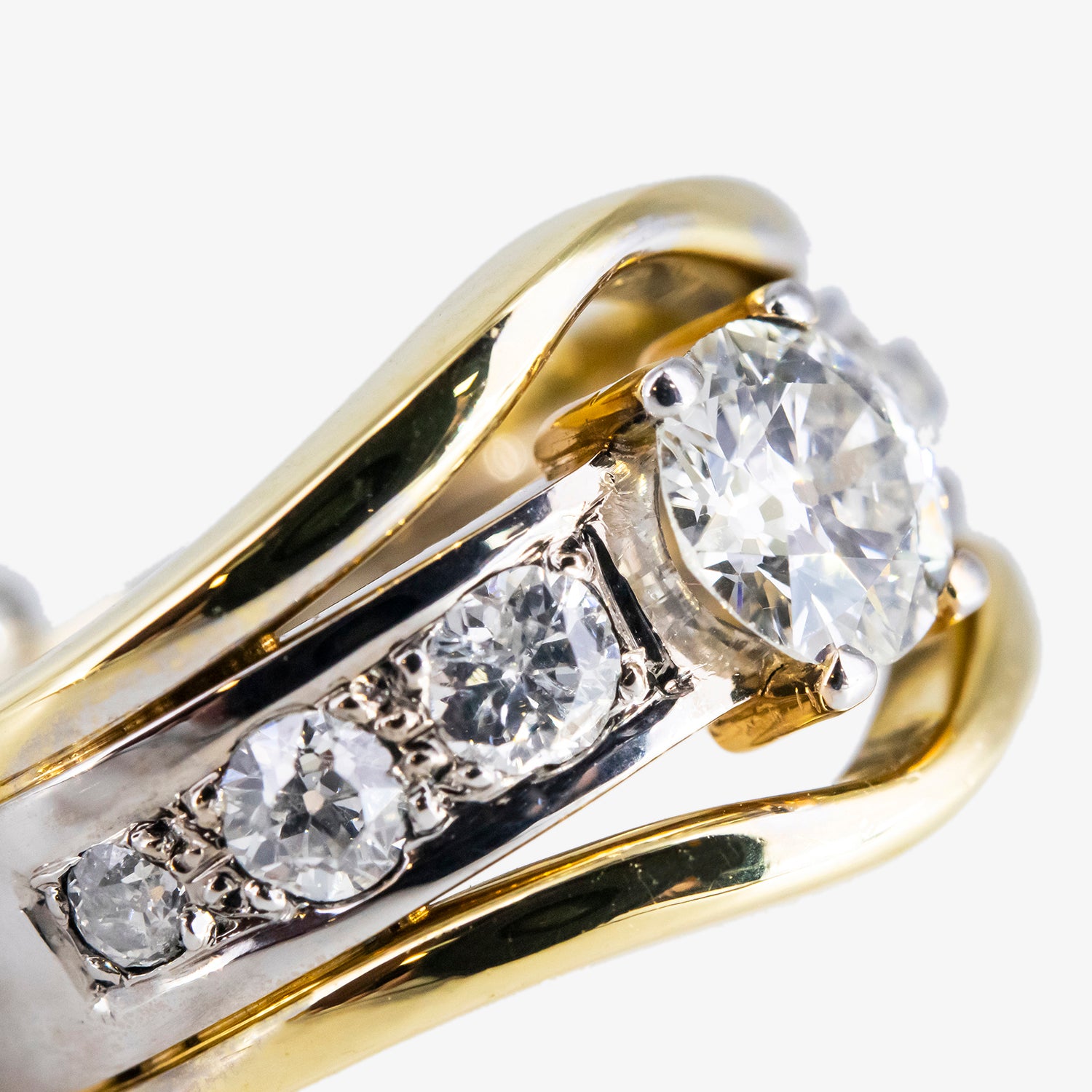 Sortija de oro bicolor de 18 kt. con diamantes talla brillante