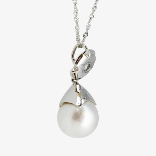 Colgante de oro blanco de 18 kt. con perla australiana de 12 mm. y diamante talla brillante