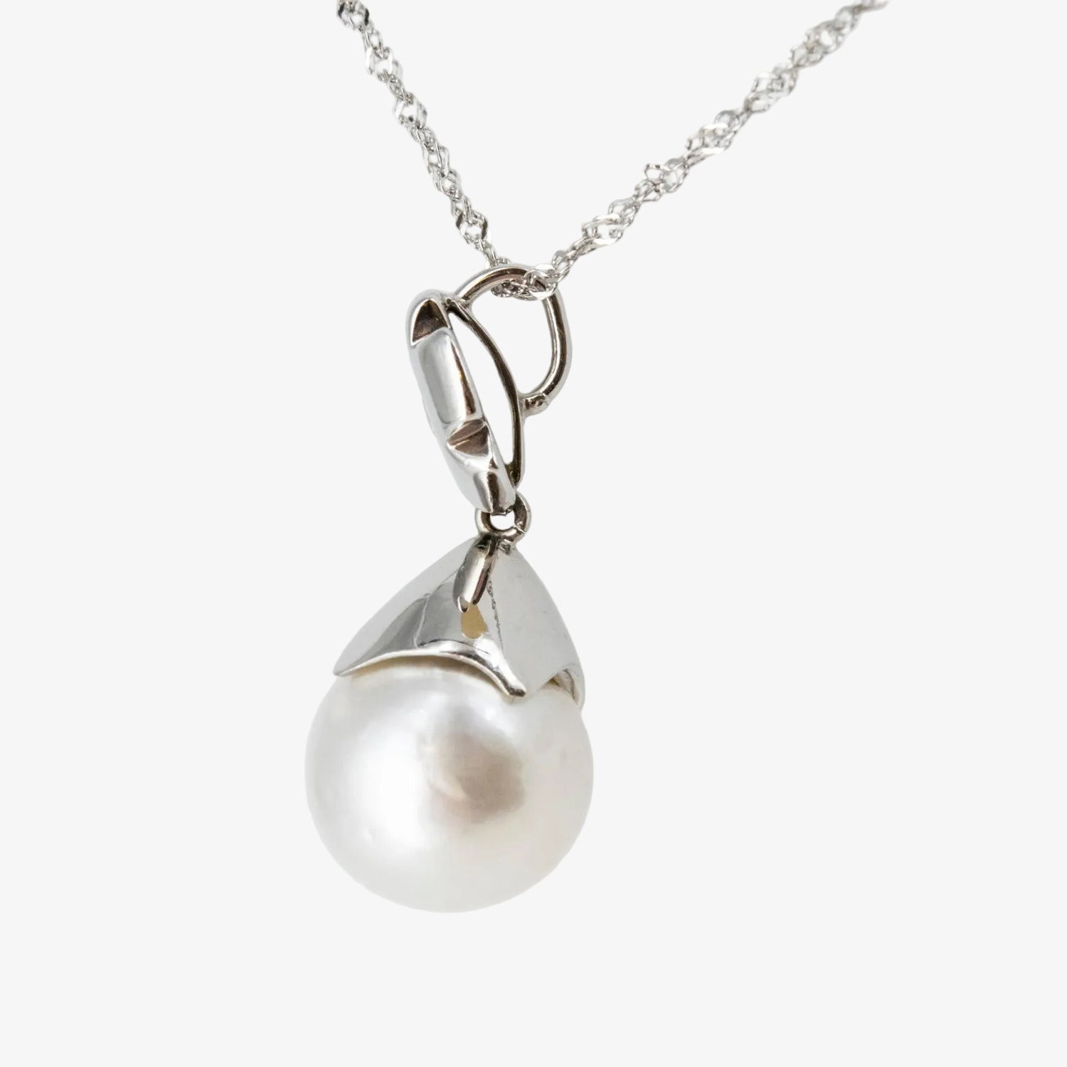 Colgante de oro blanco de 18 kt. con perla australiana de 12 mm. y diamante talla brillante
