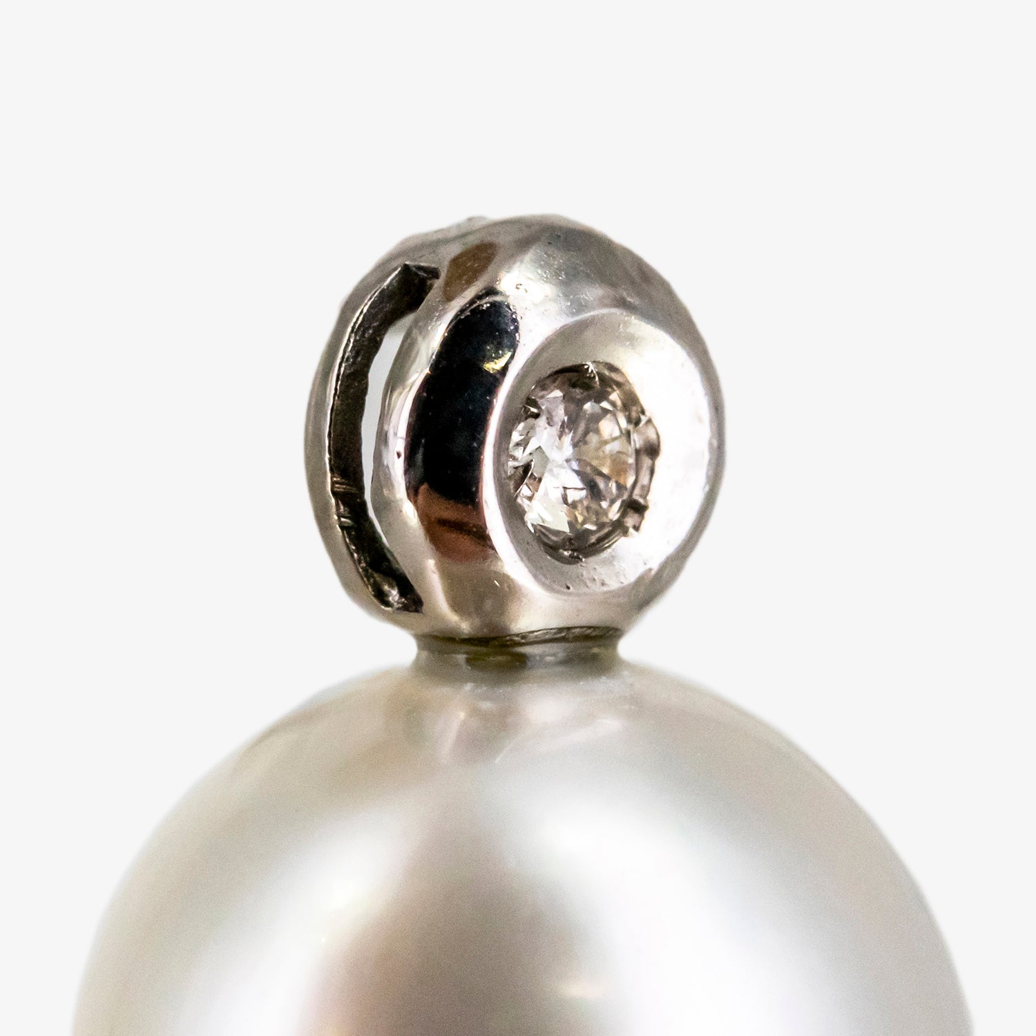 Pendientes de oro blanco de 18 kt. con diamantes y perlas australianas