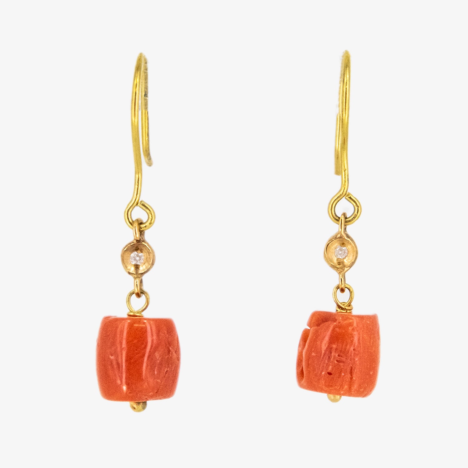 Pendientes de oro 18 kt. con coral natural y diamantes